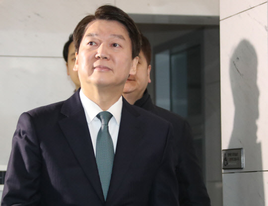 당사 들어서는 안철수 대표  국민의당 안철수 대표가 28일 여의도 당사에서 열린 당무위원회에 참석하기 위해 당사에 들어서고 있다. 국민의당 당무위원회의는 민주평화당 창당발기인대회에 참석한 의원들과 당원들의 징계를 논의하기 위해 소집됐다. 2018.1.28